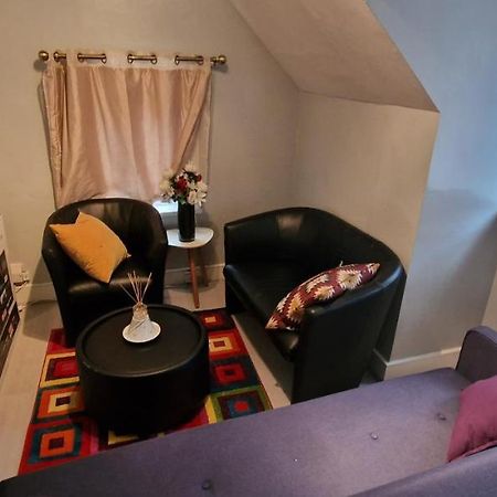 Cosy 2 Bedroom Flat - Sleeps 6 People - Close To Lewisham Dlr/Train Station London Kültér fotó